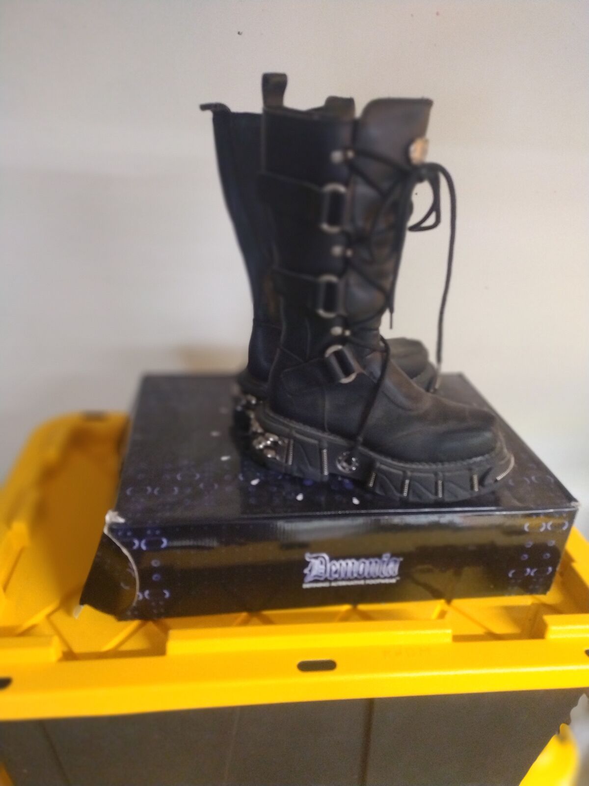 Demonia boots almost new size 8 men