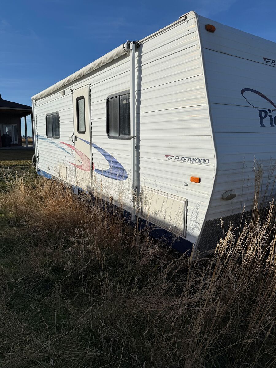 2005 Fleetwood Pioneer Camp Trailer 25'