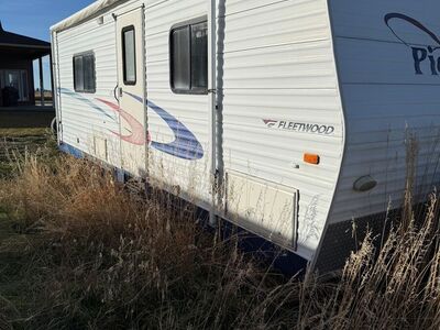 2005 Fleetwood Pioneer Camp Trailer 25'