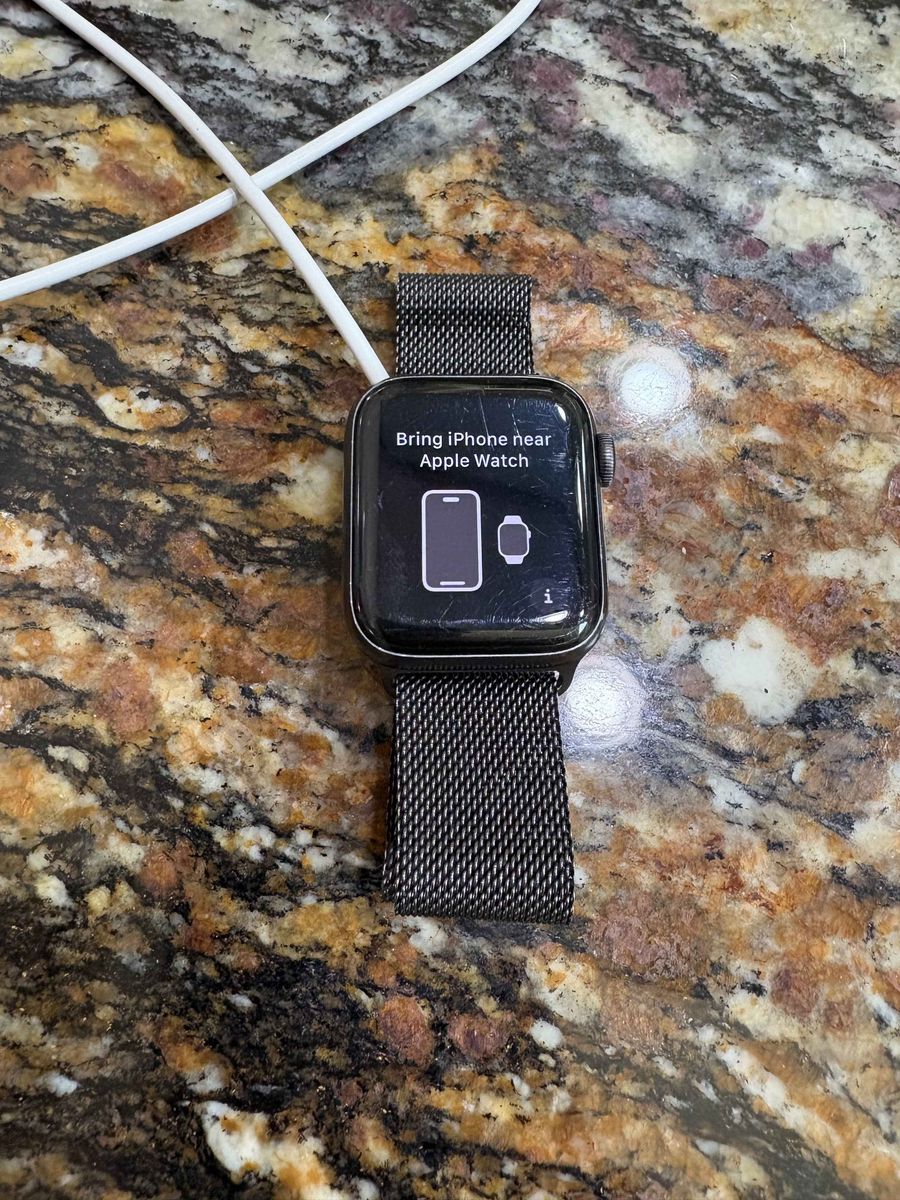 Apple Watch SE 40mm with metal band