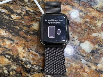 Apple Watch SE 40mm with metal band