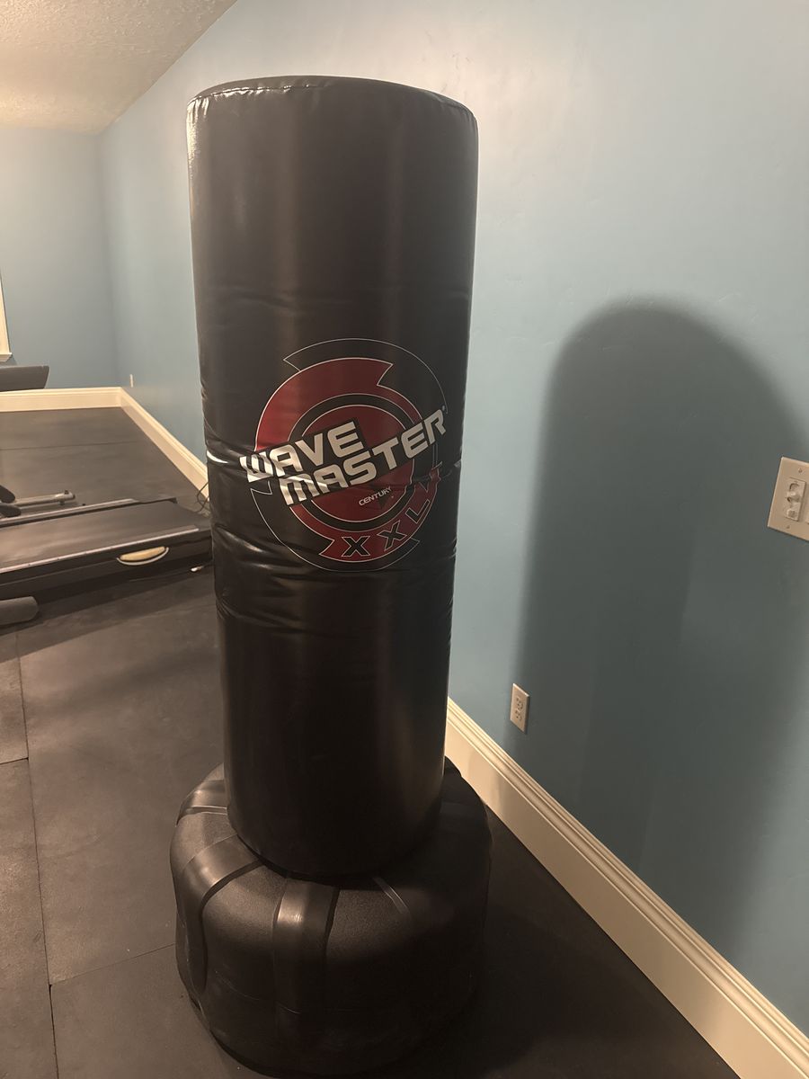 Like new Century XXL Wavemaster kickboxing bag