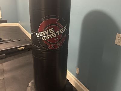 Like new Century XXL Wavemaster kickboxing bag