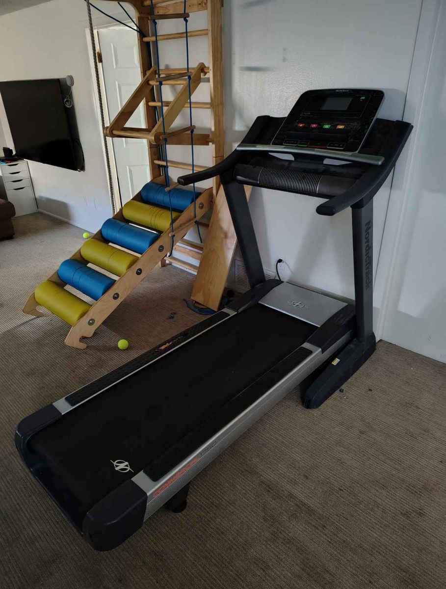 free delivery - Treadmill Nordictrack Commercial 1750 works great