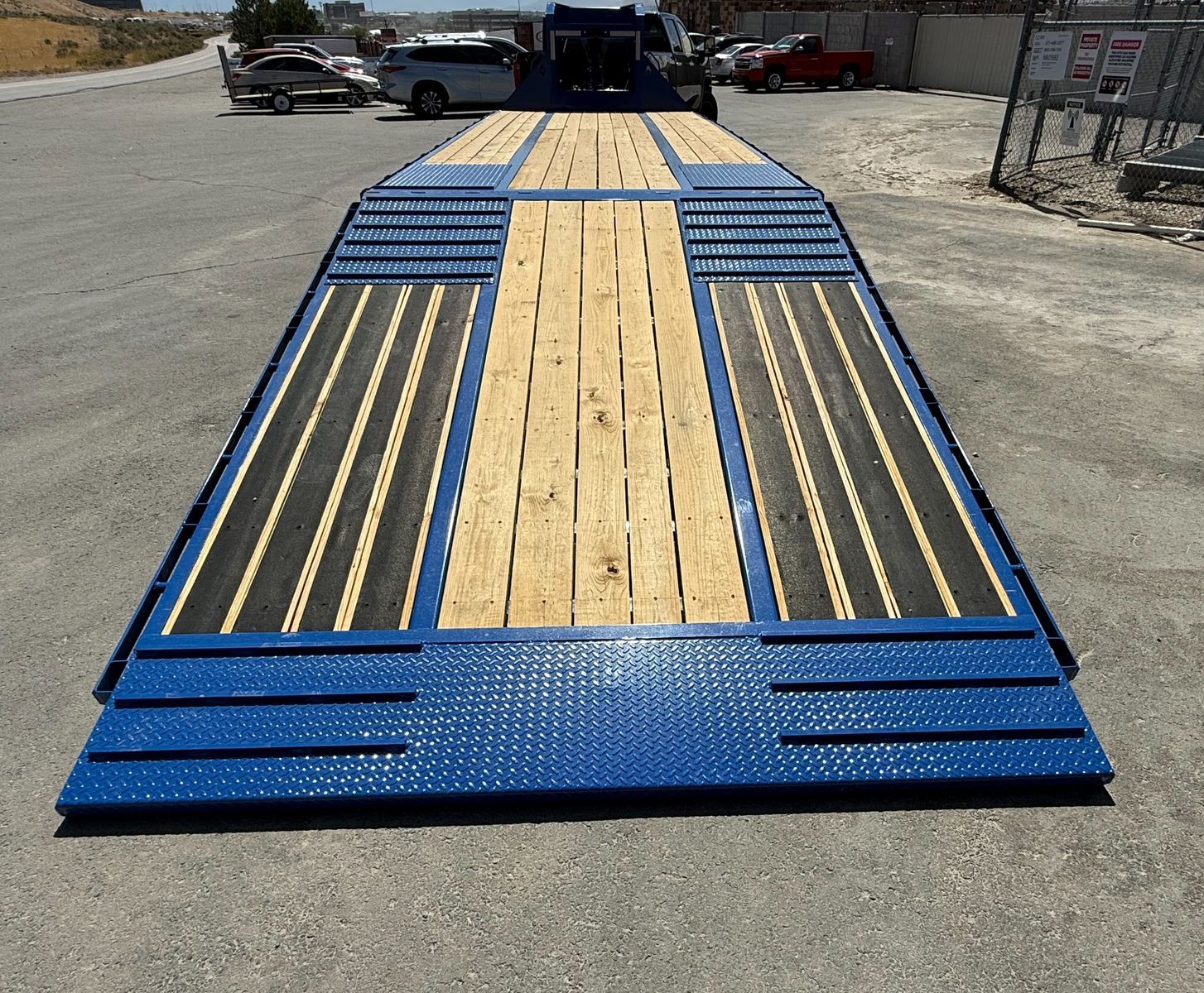 35' Diamond C FMAX 212 Gooseneck for Rent