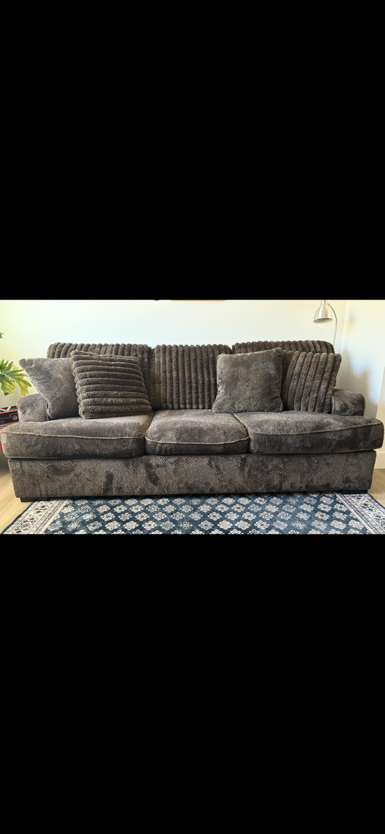 Ashley Aylesworth large brown fabric contemporary couch with pillows. In like new condition.