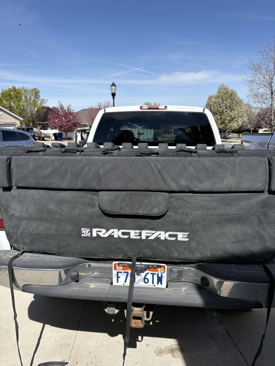 RaceFace Tailgate Pad - Full Size (holds up to 6 b