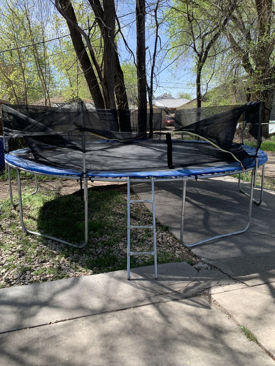 14’ Trampoline w/ safety net & ladder