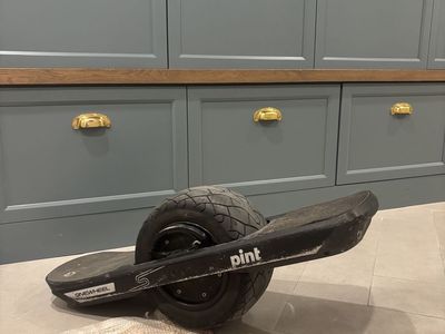 Onewheel Pint S with ultracharger