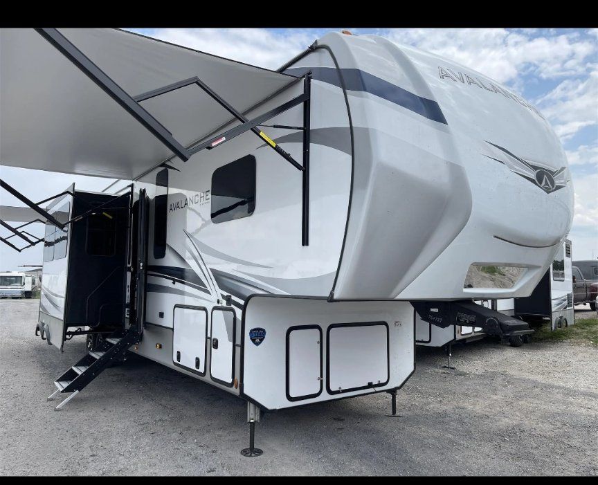 2023 Keystone Avalanche 378BH Fifth Wheel