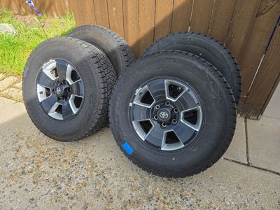 Toyota 265/70R17 BLIZZAK DM-V2 winter tires