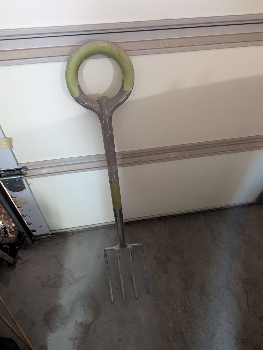 Radius Garden Ergonomic Steel Digging Fork with O-Handle Grip
