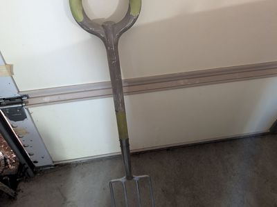 Radius Garden Ergonomic Steel Digging Fork with O-Handle Grip