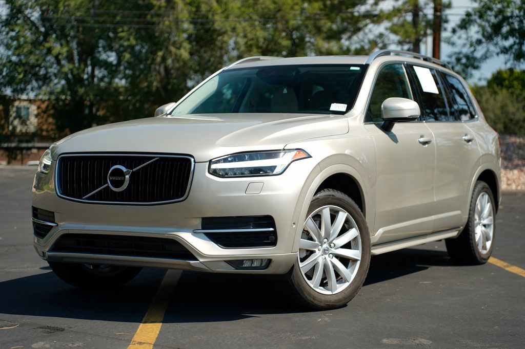 2016 Volvo XC90 T6 Momentum