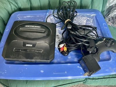 Sega Genesis - 2 Controllers and several games