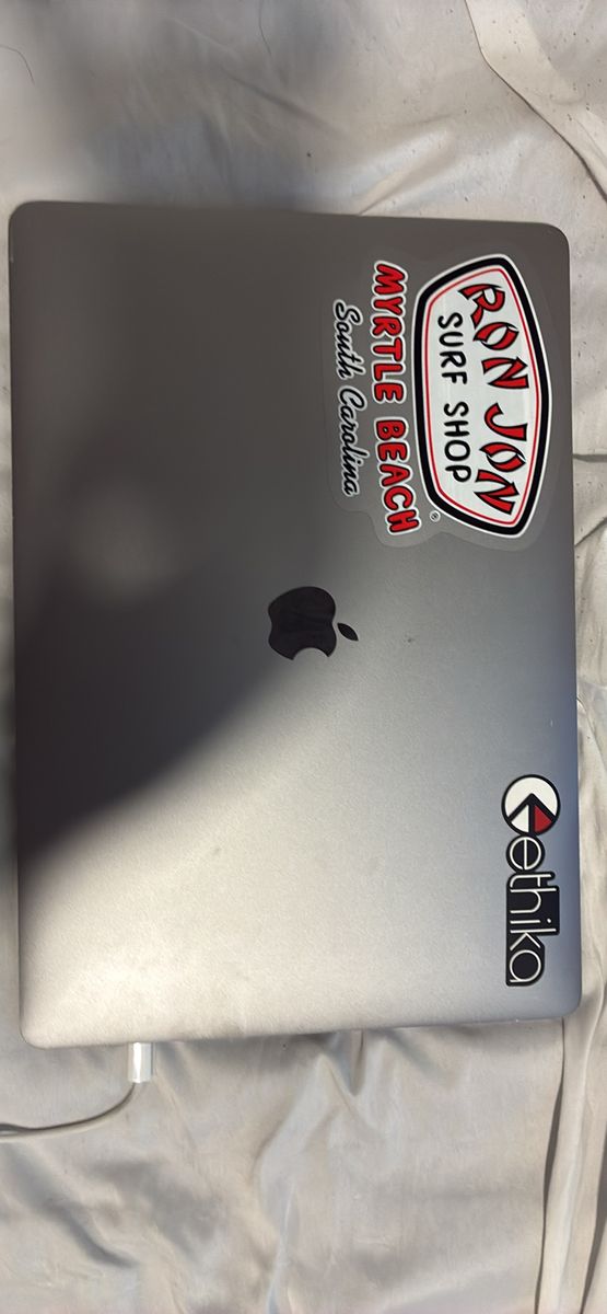 Apple MacBook Pro 15” (16GB RAM / 512GB SSD) – Gre