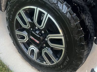 GMC AT4 HD 20" Black/Machined Wheels & BFGoodrich All-Terrain T/A K02 Tires