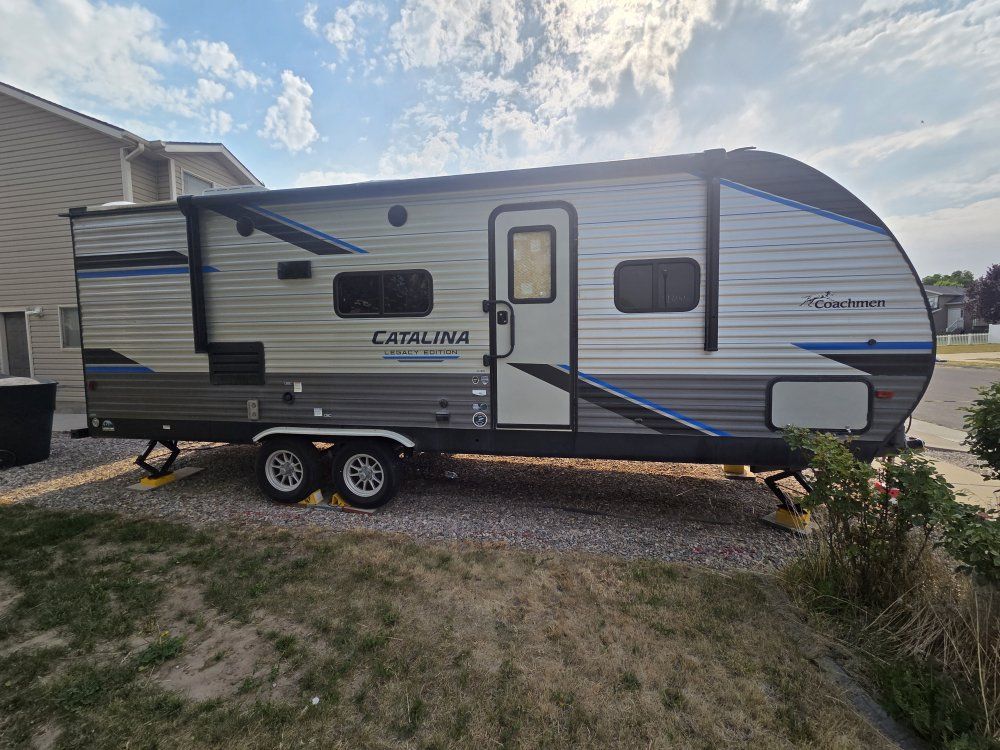 Coachmen Catalina Legacy Edition Travel Trailer - Excellent Condition, Sleeps 6