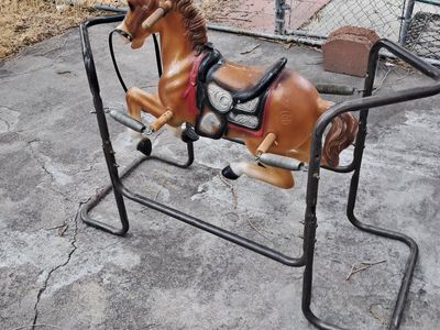 Vintage Spring Horse Ride-On Toy with Metal Stand and Springs