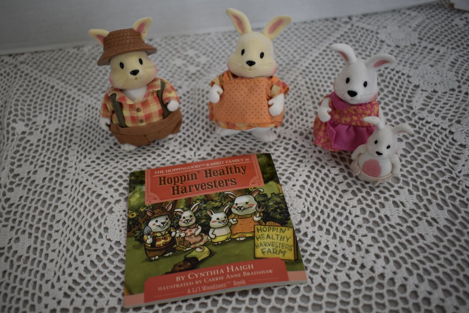 LIL WOODZEEZ VINTAGE BUNNY RABBIT DOLL FAMILY COUNTRYSIDE COTTAGE HOPPINGOOD FAMILY OF 4 WITH A LITTLE STORY BOOK