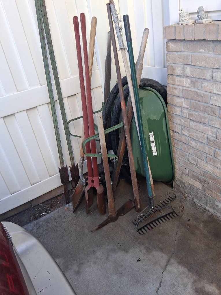 yard tools wheel barrel