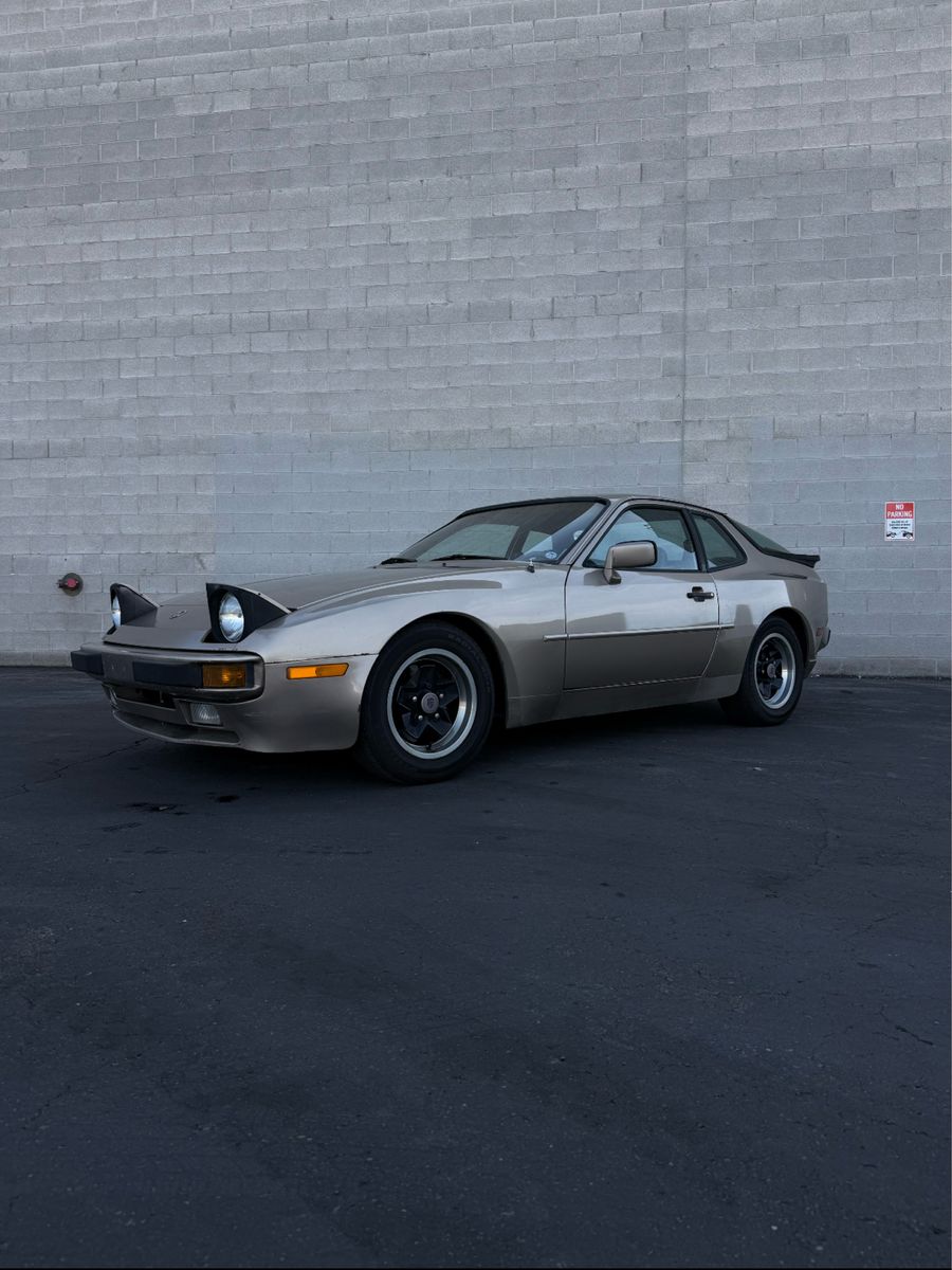 1984 PORSCHE 944