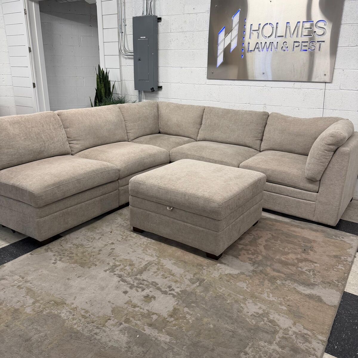 LIKE NEW!! COSTCO THOMASVILLE TISDALE MODULAR SECTION 6-PIECE TAUPE W/ STORAGE OTTOMAN!!