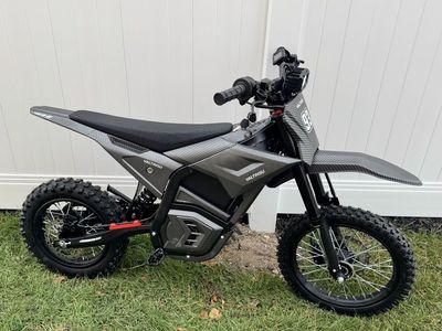 EM Valtinsu Electric Dirt Bike - Carbon Fiber / Red - Youth/Adult E-Moto
