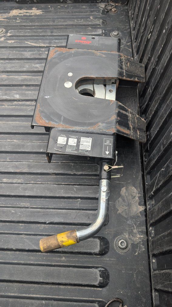 5th wheel Demco 21k truck attachment