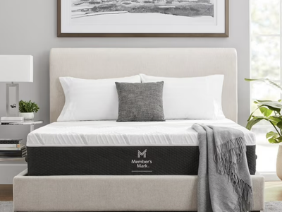 Brand new King size mattress, 13 inch, Member Mark premium collection, still in box