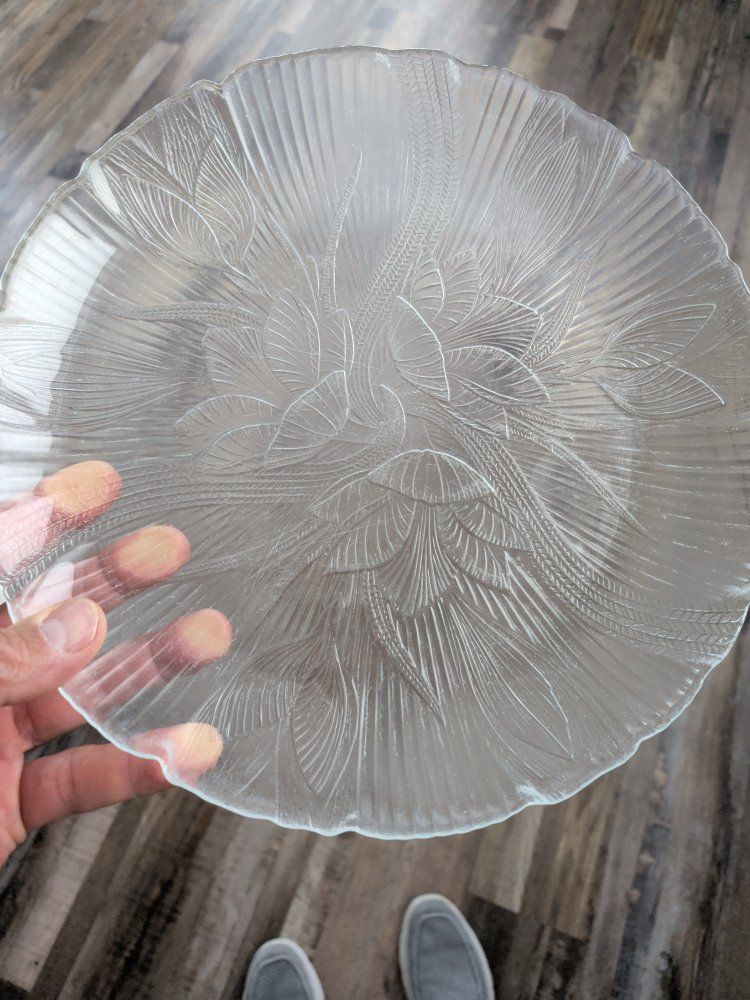 4 Dinner plates 