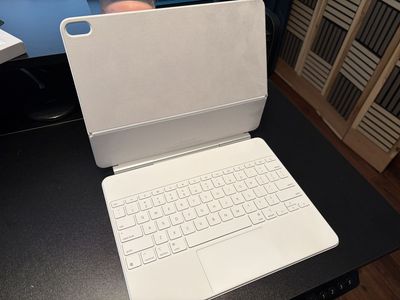 iPad Air 13 inch Magic Keyboard (M3/M4), white