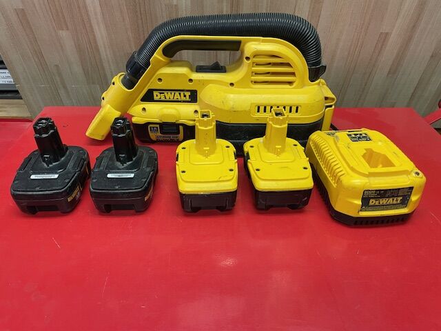 DEWALT HANDHELD VACUUM,BATTERIES,CHARGER