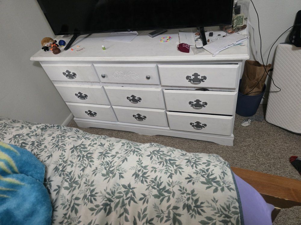 White Dresser with 9 Drawers - Excellent Condition, Spacious Storage for Bedroom or Living Area