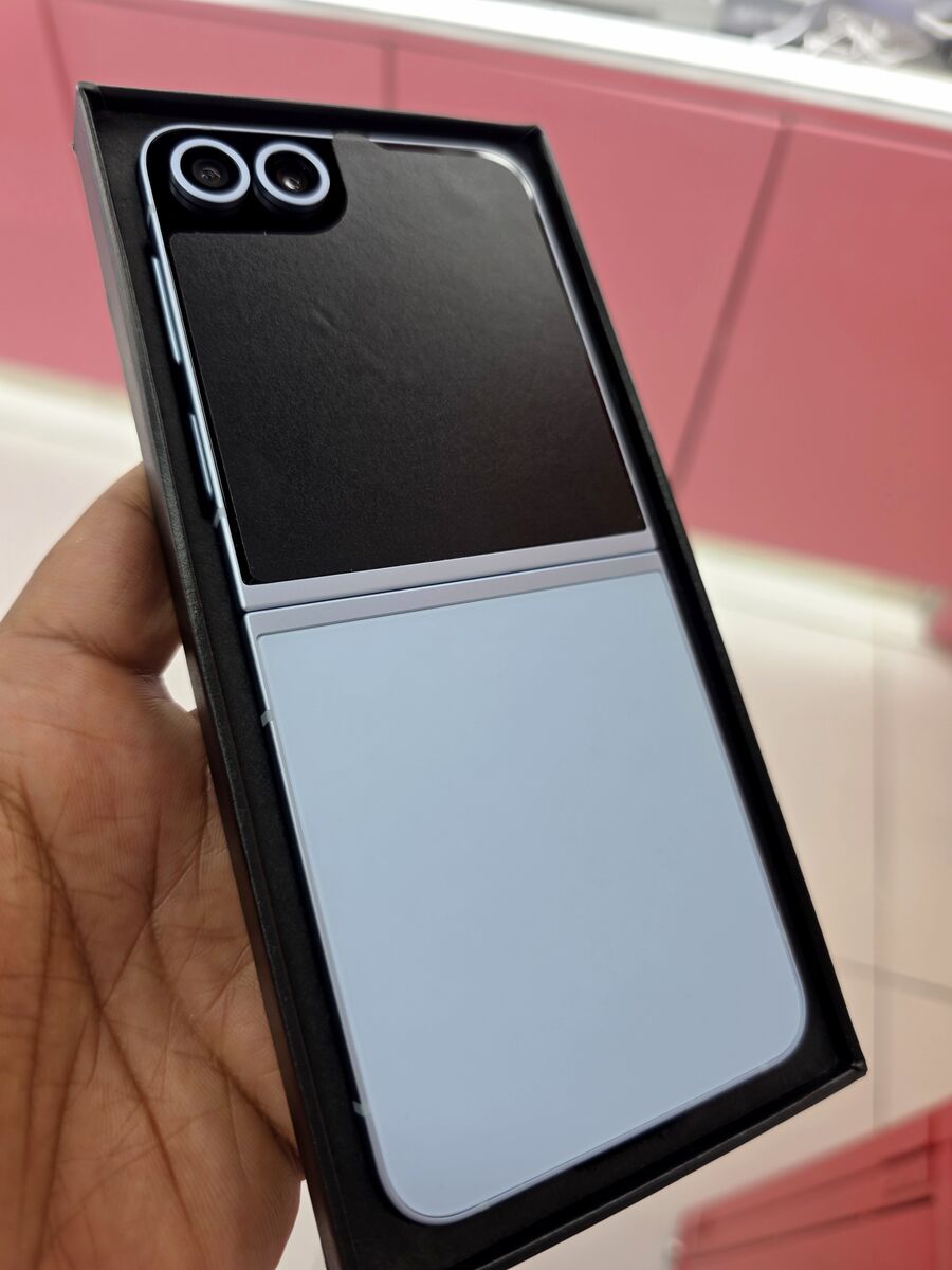 Brand New Samsung galaxy Z flip 6 ( 256 GB ) AT&T, Cricket and Pure Talk