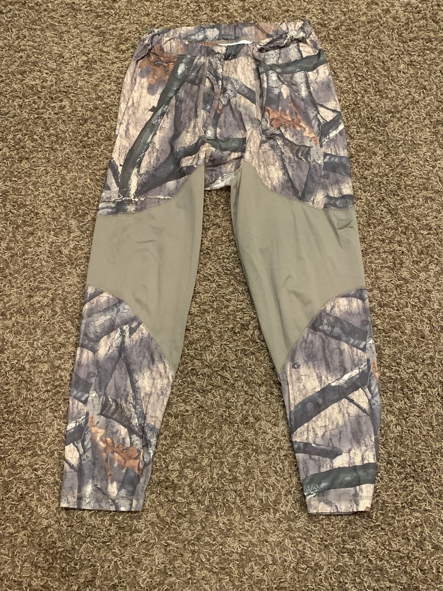 Russell Outdoors Mens XL Camo Hunting base layer. 
