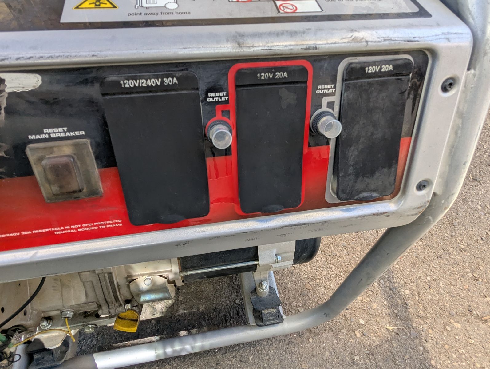 UNDER 10 HOURS OF USE  BRIGGS STRATTON 6250 WATTS PEAK- 5000 WATTS