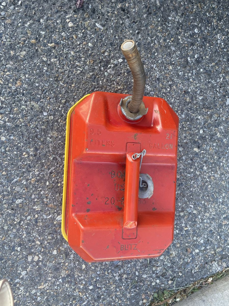 BLITZ metal gas can