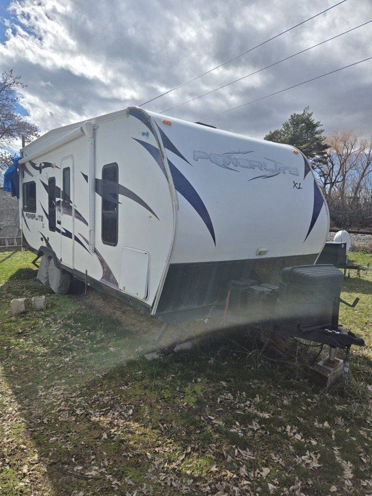 Toy hauler travel trailer