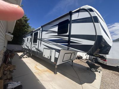 5th wheel camp trailer