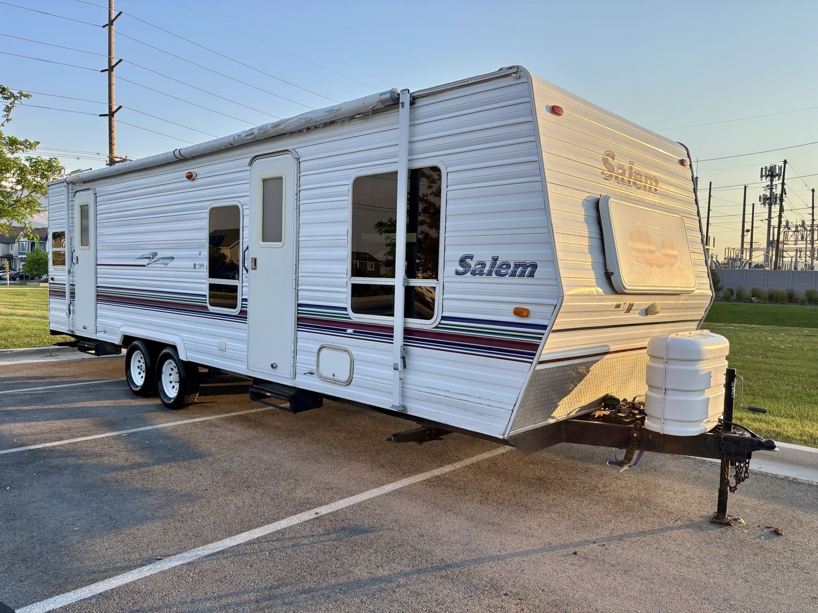 2003 Salem 28FT whit slide out sleep 6 very clean hardly used ready to camp or travel