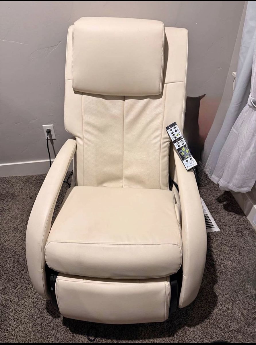 Brand New Luxury Massage Chair