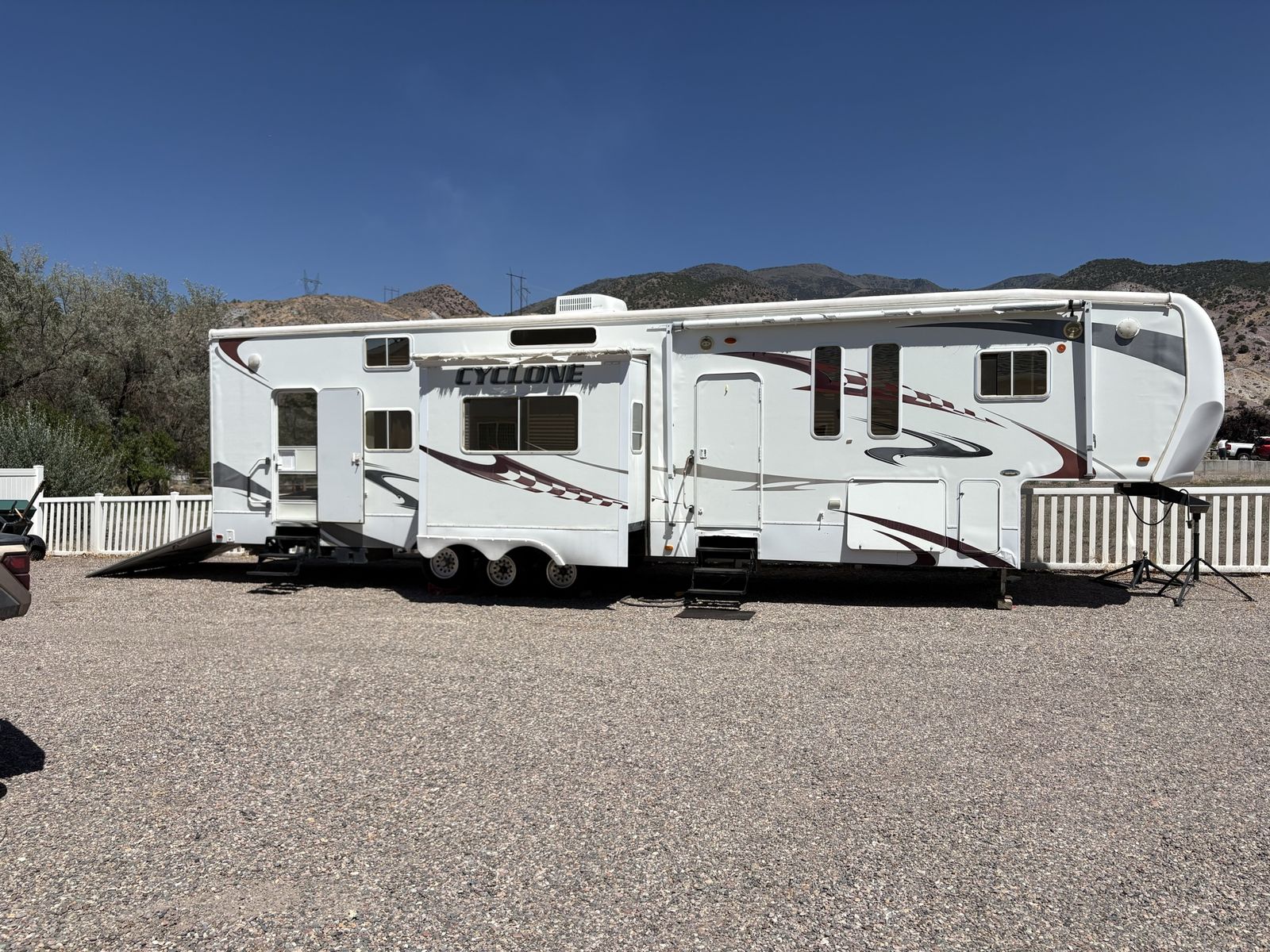 TOYHAULER that fits the WHOLE Family !  2008 Heartland Cyclone 40’ Gooseneck with 2-5/16” Electric connection. Great shape.