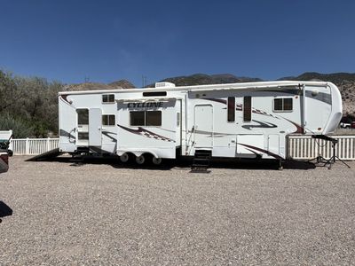 TOYHAULER that fits the WHOLE Family ! 2008 Heartland Cyclone 40’ Gooseneck with 2-5/16” Electric connection. Great shape.