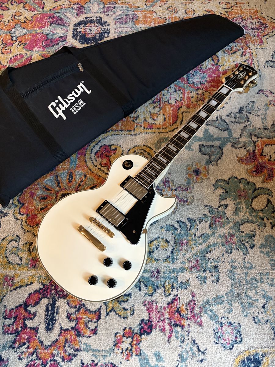 Epiphone Les Paul Custom with Gibson case