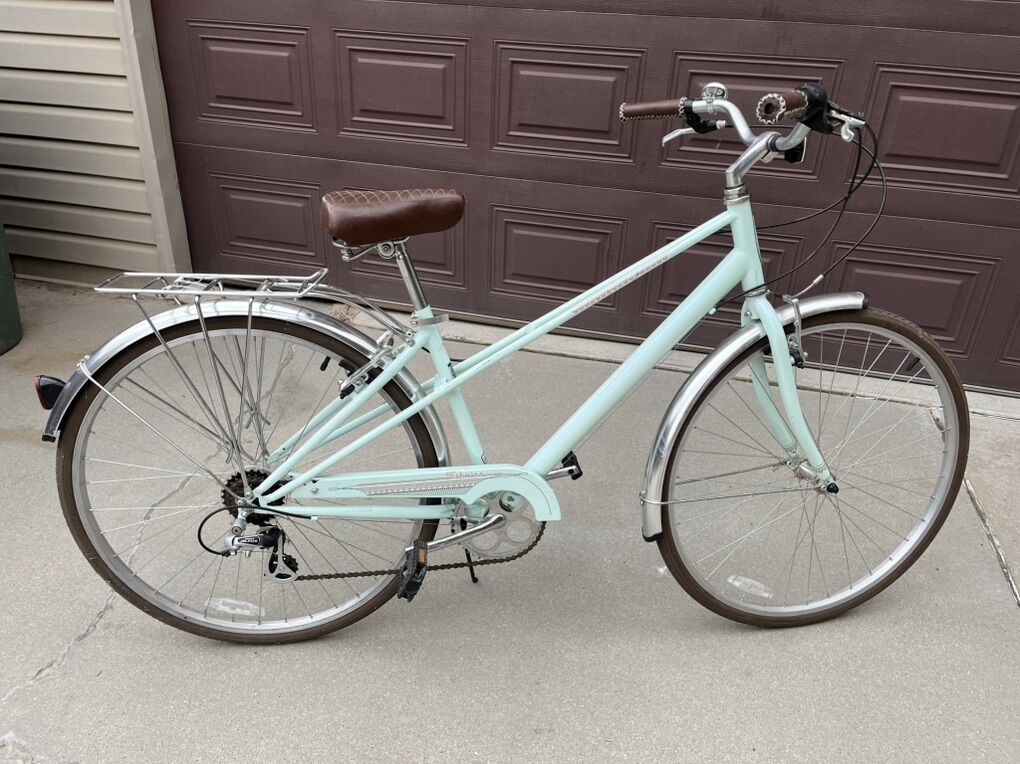 Cute retro-style Schwinn cruiser/town bike