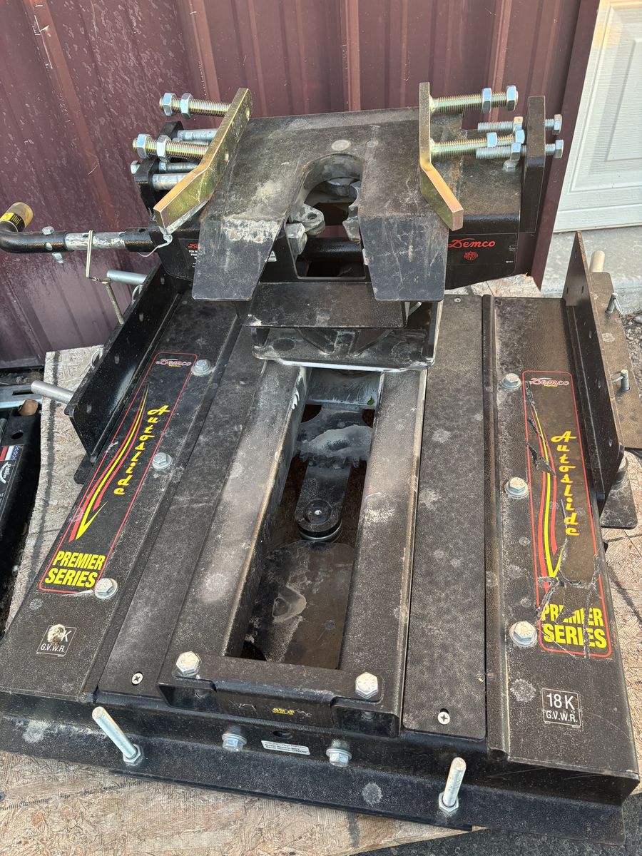 DEMCO HIJACKER AUTOSLIDE 5TH WHEEL HITCH 18K