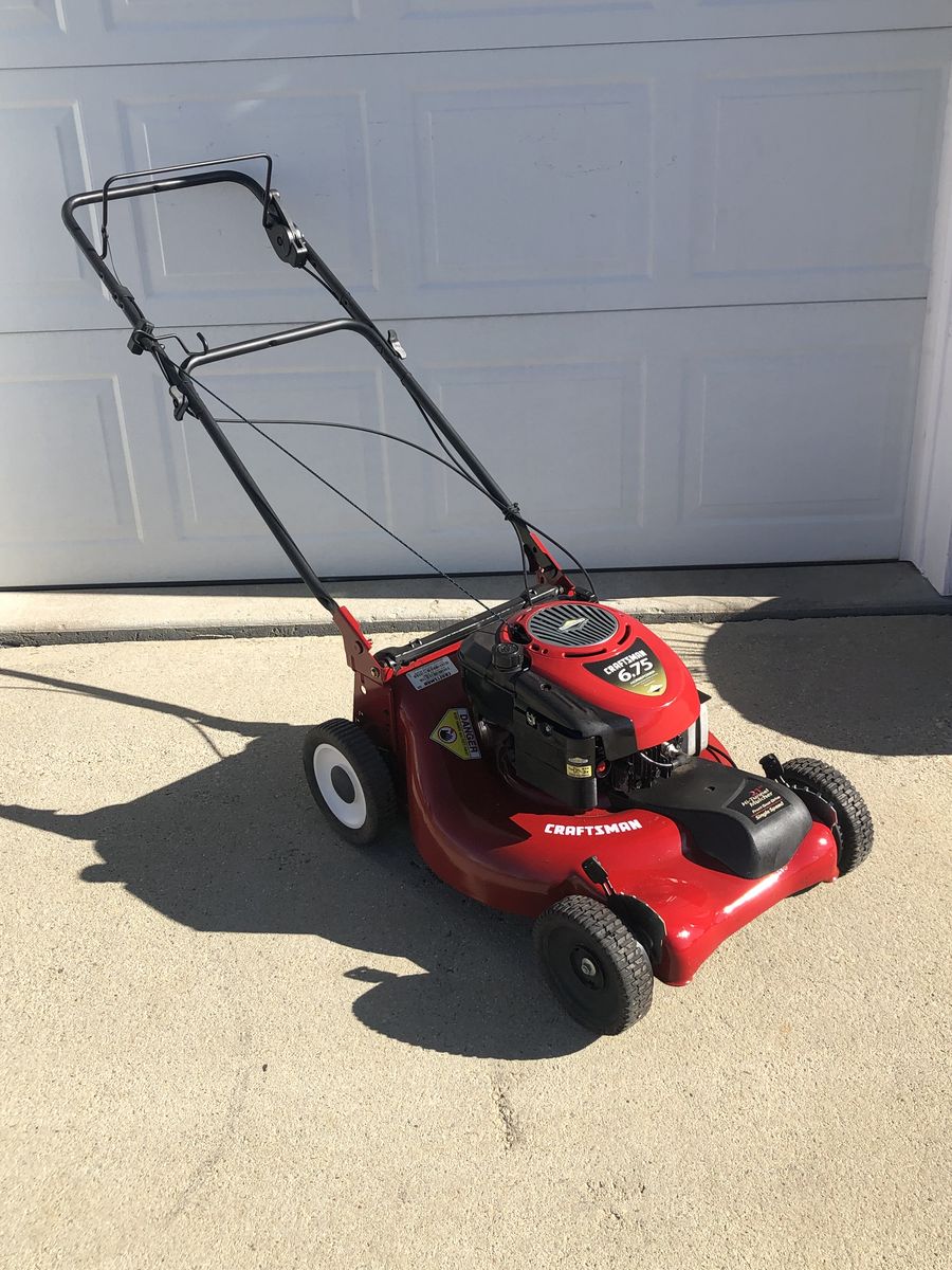 SELF PROPELLED CRAFTSMAN LAWN MOWER WITH A BRIGGS & STRATTON ENGINE