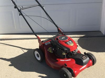 SELF PROPELLED CRAFTSMAN LAWN MOWER WITH A BRIGGS & STRATTON ENGINE