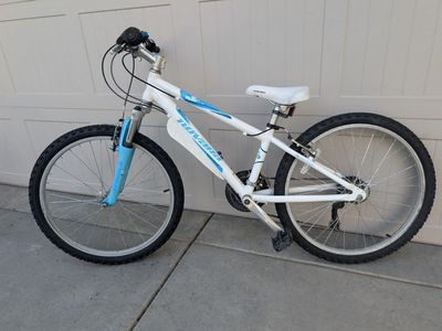 Novara (REI) Moxie 24. Shocks, 24" wheels, 21 speeds